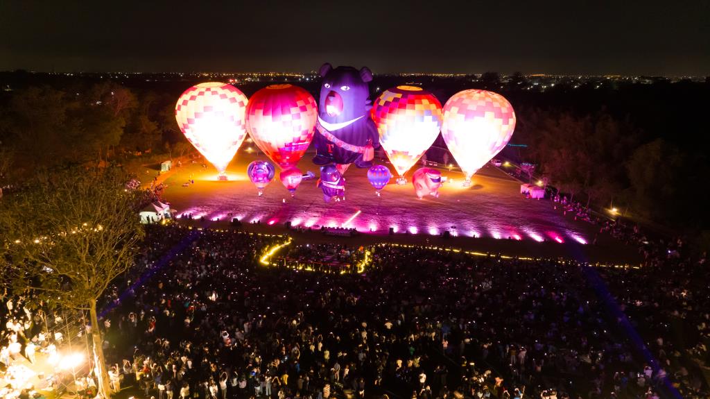 西拉雅森活節熱氣球夜間光雕秀，萬人齊聚照亮官田遊客中心周邊璀璨夜晚