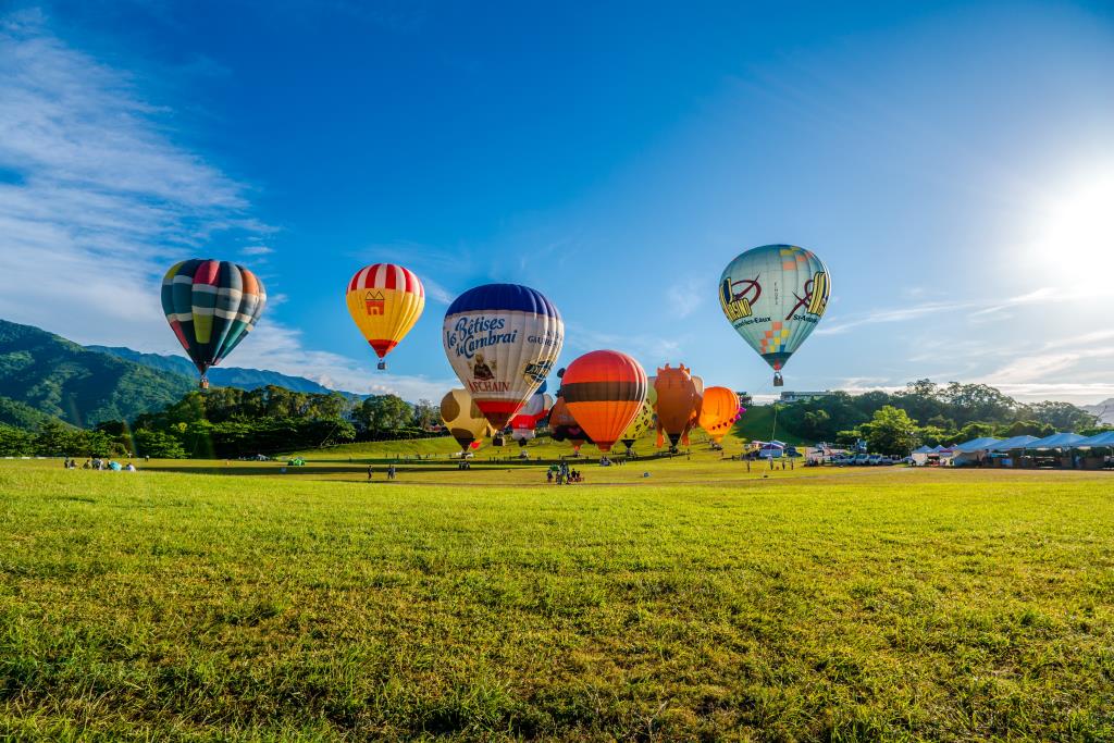 Espectacular escena de varios globos aerostáticos volando juntos en el Carnaval Internacional de Globos Aerostáticos de Taiwán