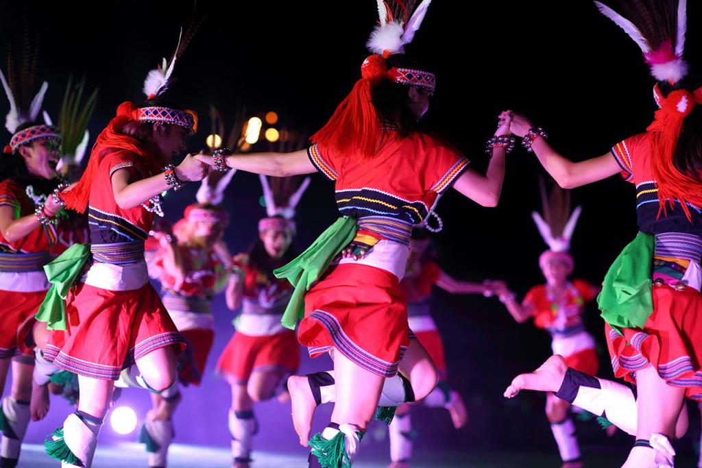 舞者透過曼妙且豐富的肢體語言表現精湛樂舞演出  年度：2019  來源：花蓮縣政府