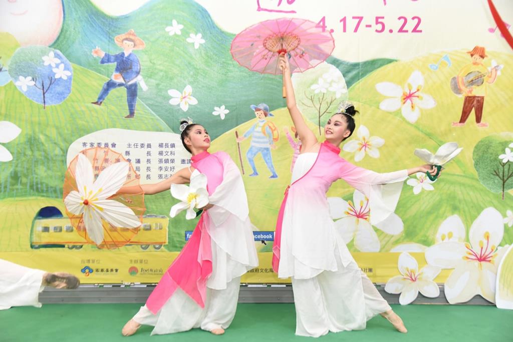 新竹客家舞蹈團以舞蹈詮釋桐花動人的姿態開啟五月雪的季節  年度：2021  來源：新竹縣政府