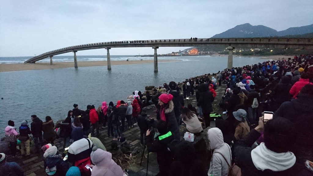 遊客在彩虹橋旁等待曙光  年度：2018  來源：東北角暨宜蘭海岸國家風景區管理處