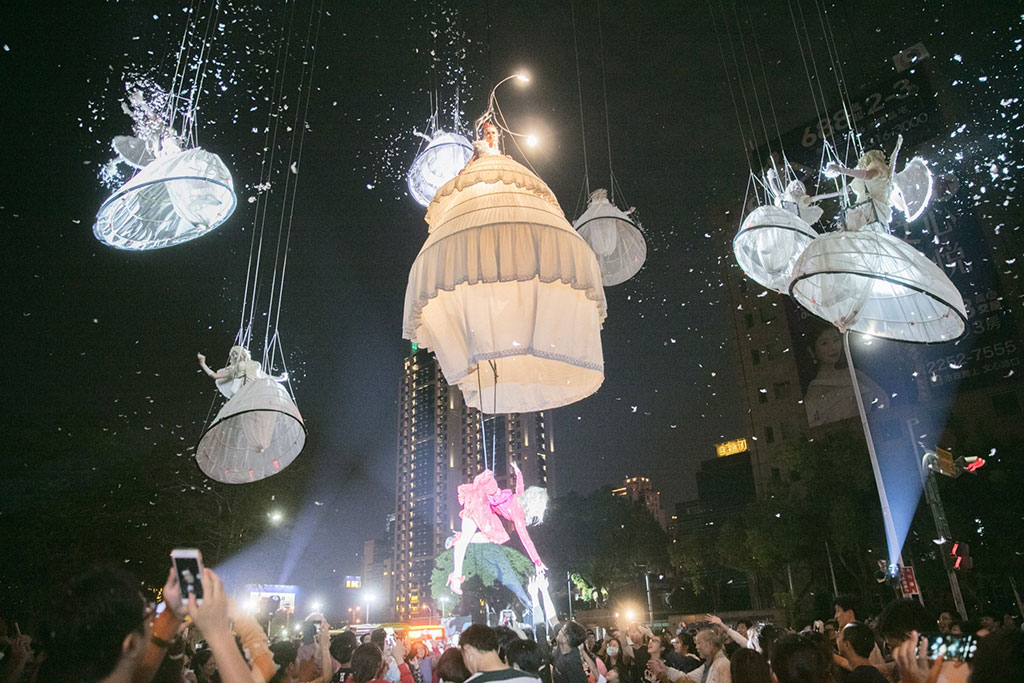 比利時托爾高空劇院表演魔幻登場，吸引群眾圍觀  年度：2019  來源：臺中市政府