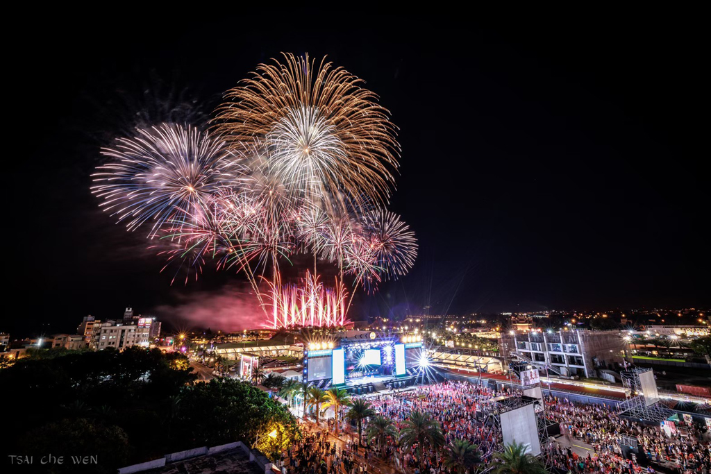 「夏戀嘉年華」是暑假期間全國最大型的戶外演唱會  年度：2023  來源：花蓮縣政府