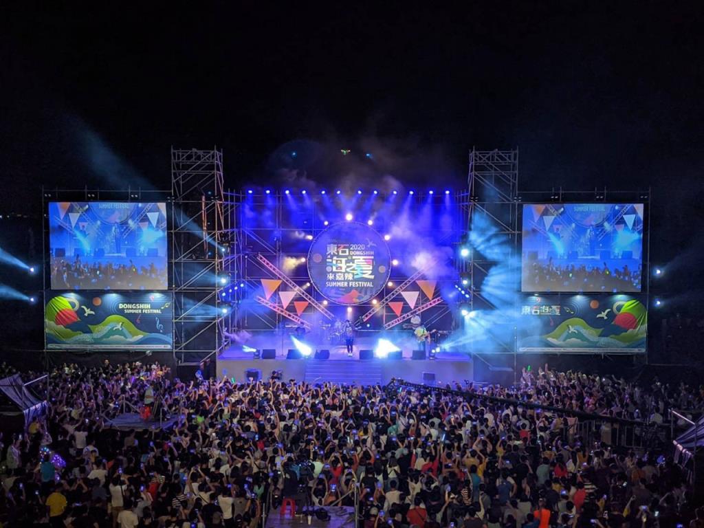 「東石海之夏」流行音樂演唱會，邀請熱門音樂歌手或樂團表演，吸引大批年輕族群參加，享受夏夜音樂搖滾  年度：2020  來源：嘉義縣文化觀光局