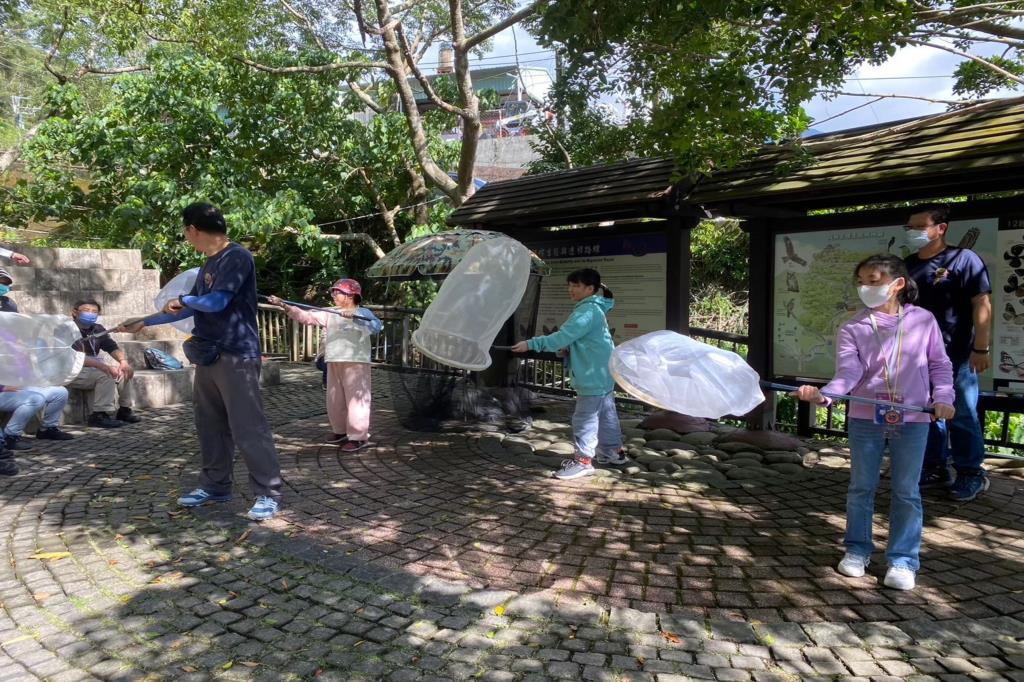 透過導覽解說及標放體驗讓大小朋友了解紫蝶生態奧妙