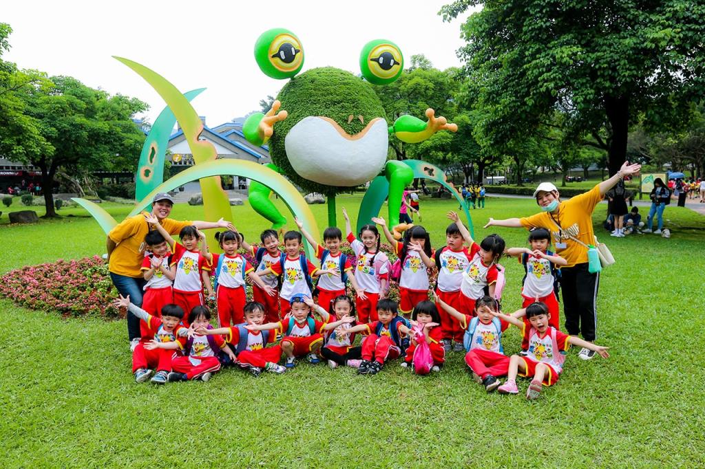 綠雕藝術裝置「翡翠樹蛙花園」，吸引遊客爭相拍照留影。  年度：2021  作者：林育德  來源：宜蘭縣政府