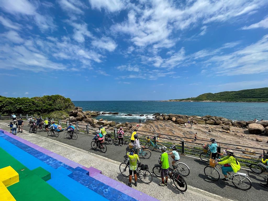 東北角自行車系列活動-在卯澳福連國小休憩的遊客們，儘管艷陽高照，但也唯有此時的大海才是真正的蔚藍。  年度：2021  來源：東北角暨宜蘭海岸國家風景區管理處