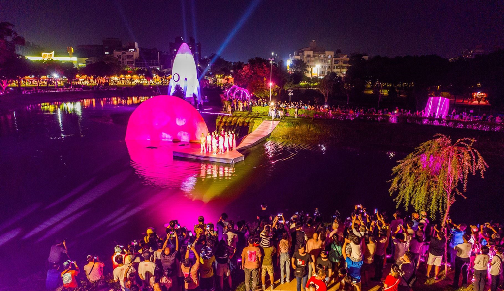 「2023光纖影舞」全台首創挑戰湖上結合光影藝術 Fashion Show  年度：2023  來源：嘉義市政府