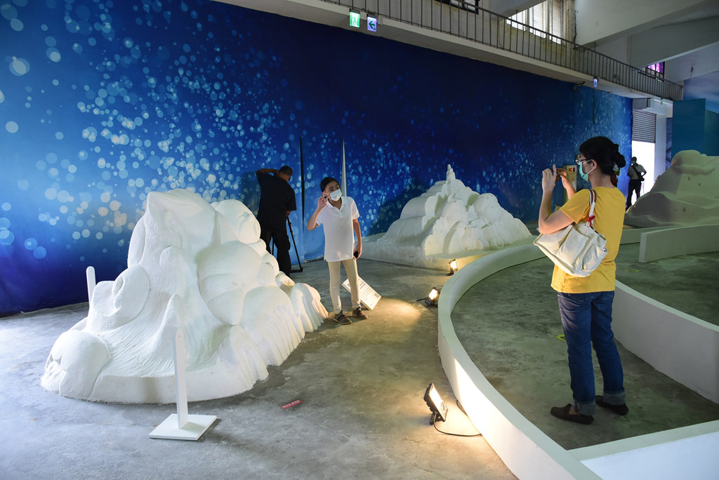 遊客與鹽雕作品互動拍照  年度：2022  來源：雲嘉南濱海國家風景區管理處