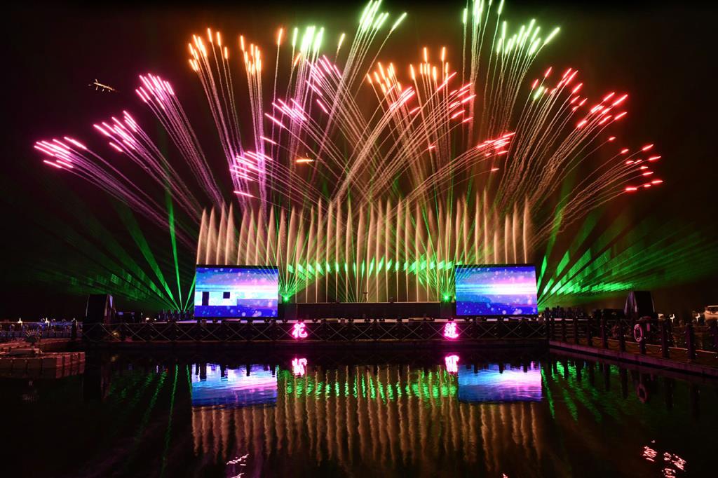 水影、水幕交織的絢麗盛宴，讓紅面鴨活動越夜越美麗  年度：2021  來源：花蓮縣政府