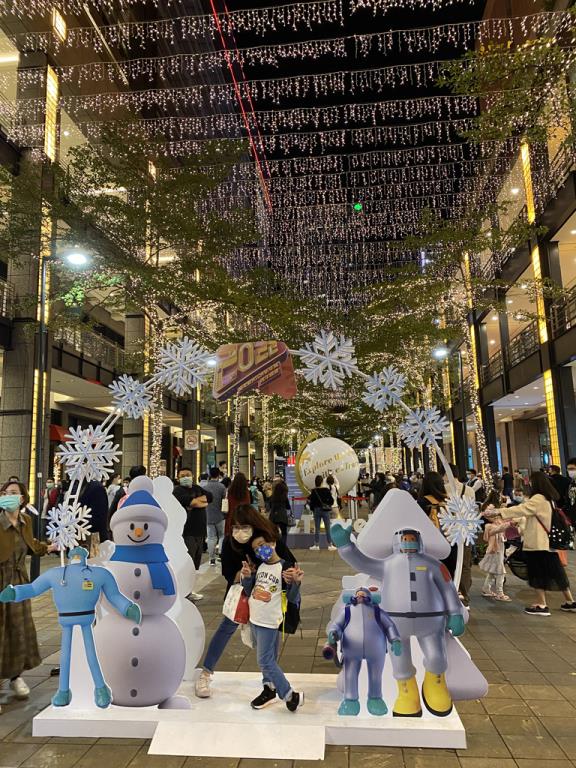 信義區香堤大道璀璨燈飾及裝置物點綴，營造新年城氛圍  年度：2021  來源：臺北市政府觀光傳播局