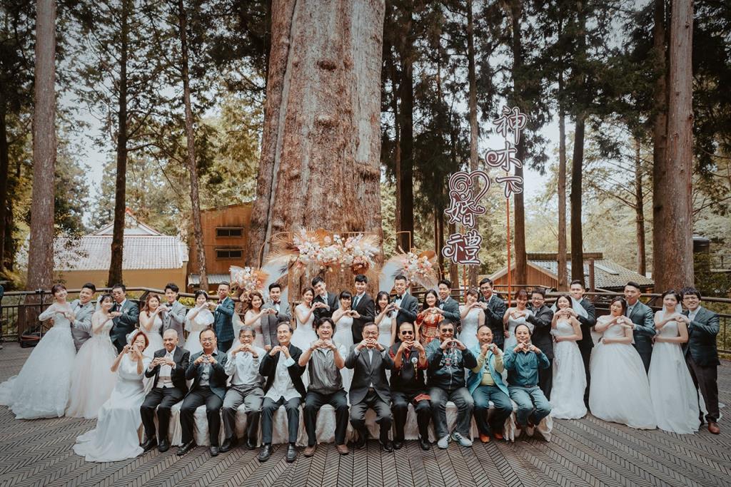 神木下婚禮大合照  年度：2021  來源：阿里山國家風景區管理處