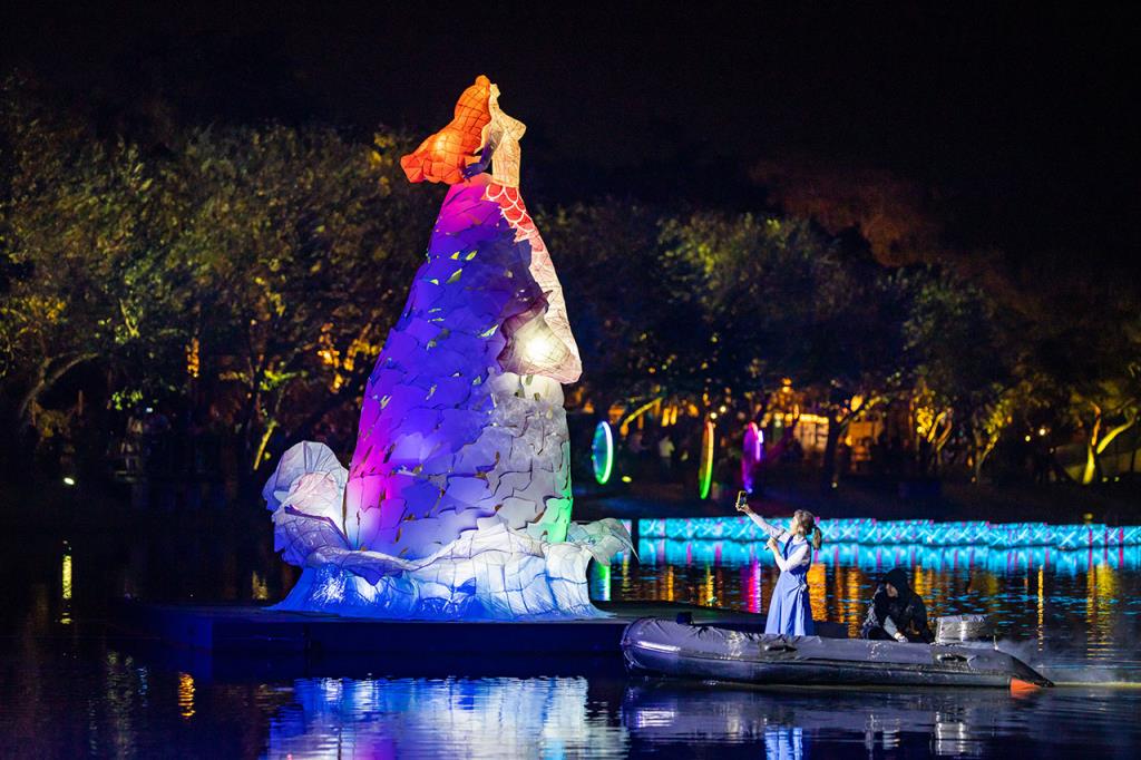 開幕啓燈晚會歌手演唱，與作品（人魚的旋律）相互輝映  年度：2020  來源：臺南市政府文化局