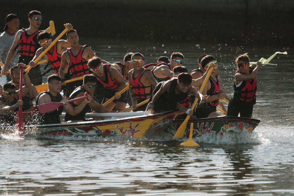 小型競技龍舟以取得該水道旗幟先後取勝，增加活動刺激性  年度：2020  來源：臺南市政府