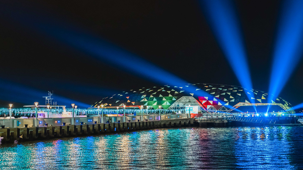 整體照明設計將波浪的火花帶入夜晚代表了大鵬灣獨特的人文 歡迎全世界的人過來看看  年度：2023  來源：大鵬灣國家風景區管理處