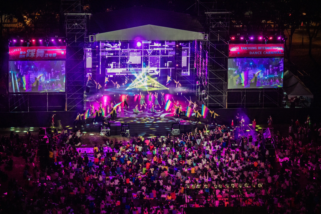 表演團體帶來氣勢磅礡的固定舞台演出-並有next-creative結合聲光音樂的光影舞蹈表演  年度：2022  來源：臺中市政府