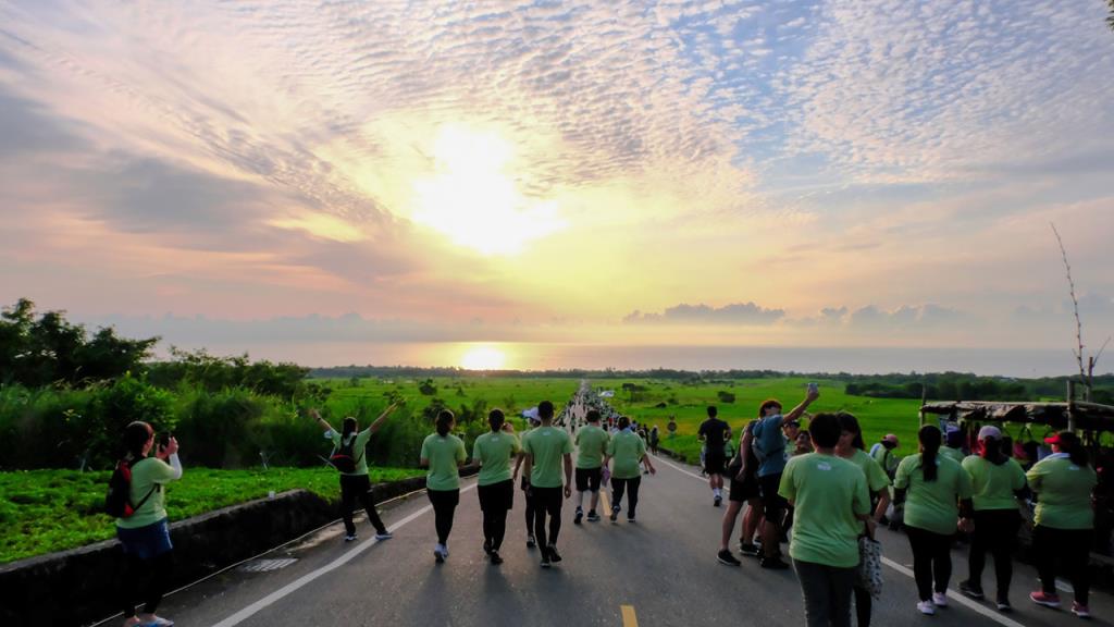 長濱金剛雙浪-選手迎奔向日出，享受稻浪、海浪景致  年度：2021  來源：東部海岸國家風景區管理處