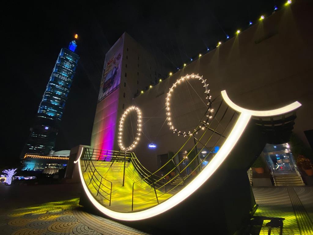 跨年活動在市區佈置燈飾裝置藝術，圖為2021跨年前期活動信義區微笑方舟裝置物  年度：2021  來源：臺北市政府觀光傳播局