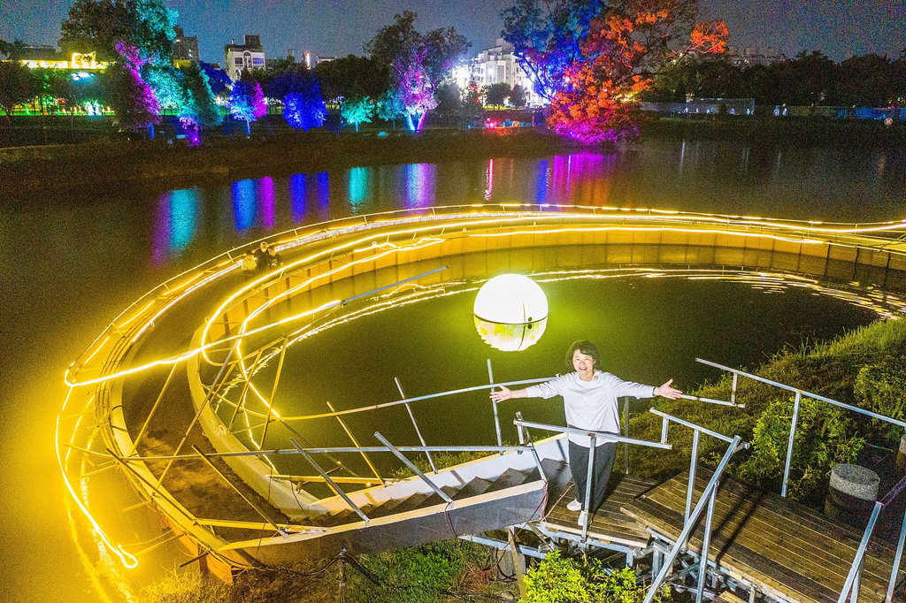 「2022光纖影舞」以「新月漫遊」作品刷新最大規模的太陽能燈展示金氏世界紀錄稱號  年度：2022  來源：嘉義市政府