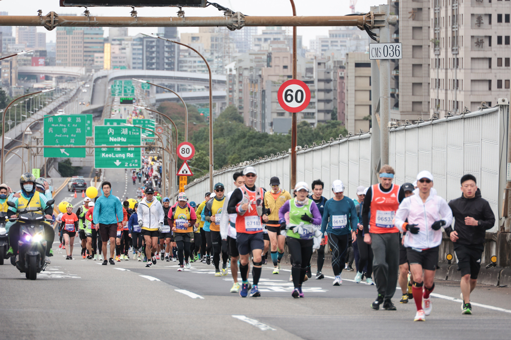 全馬組選手跑經環東高架橋上緩坡及逆風的挑戰  年度：2022  來源：臺北市政府體育局