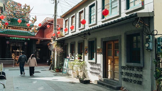 Otro viejo edificio y un pequeño templo en la vecindad de la calle Xinyi