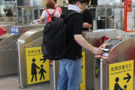 Después de comprar el boleto e insertarlo en la parte derecha en la entrada automática, entre al andén para esperar su tren.