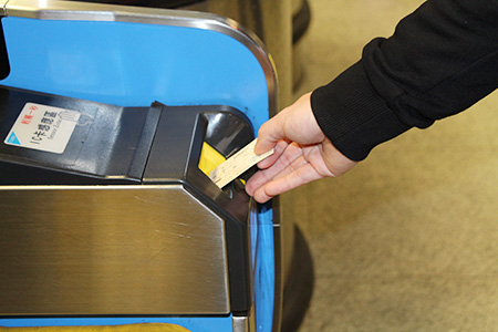 购票后将车票插入票口，由闸门左侧进入候车月台