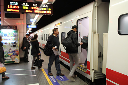 在候车月台上等待列车来临