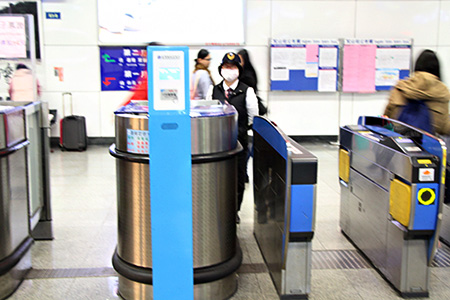 下车后由闸门右方将车票插入票口离开车站，并请记得将车票取回