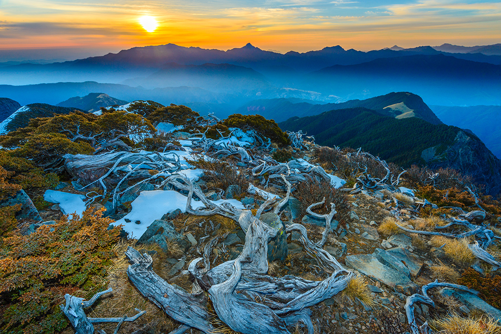 雪山頂欣賞日出