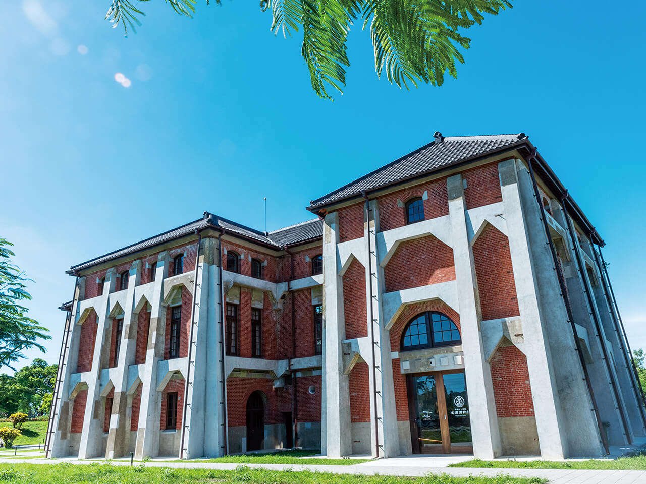  Edificio de Piedra con ladrillos rojos