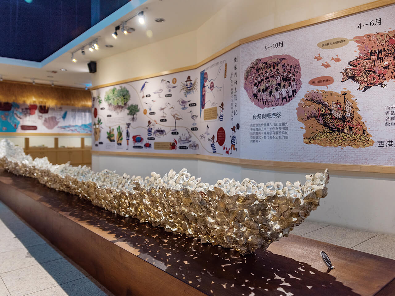  Larga canoa hecha con conchas de ostras 