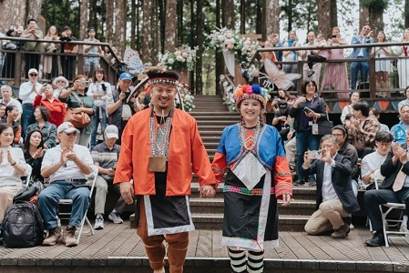 19年不變的浪漫!阿里山神木下婚禮再度成為國際焦點 來自世界各國的15對新人,阿里山見證跨國浪漫與傳統文化