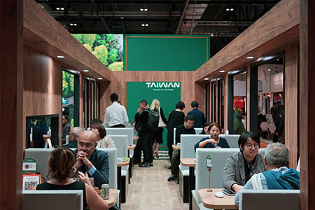 台灣森林鐵路驚艷亮相倫敦WTM旅展 邀請全球旅人「來台灣喝一杯」品嘗台灣魅力