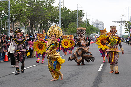 2026台灣燈會踩街熱鬧登場， 台灣、日本、韓國、菲律賓、紐西蘭團隊各顯神通， 共賀2026台灣燈會，歡迎作伙賞花燈、鬧元宵