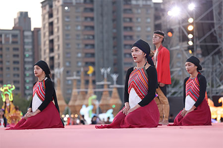 2026台灣燈會圓滿落幕 黃妃開唱並邀老中青三代歌手嗨翻閉幕現場