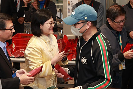 杜拜機場滯留旅客返臺，觀光署至機場向旅客關懷致意