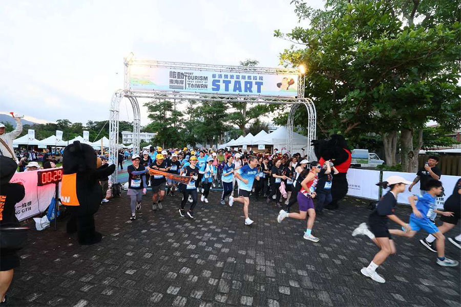 2026長濱金剛馬拉松「雙浪」開跑！與喔熊組長開瓶慶祝完賽