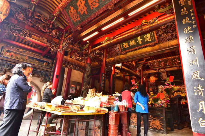 奉天宮祭拜景象